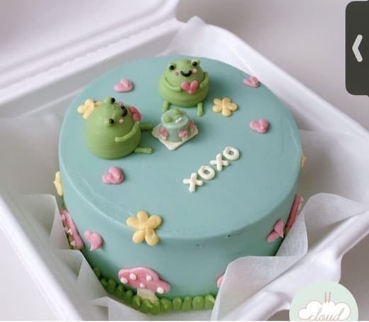 cake with a couple of frogs