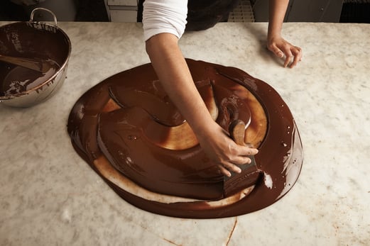 Tempering chocolate: tabliering method