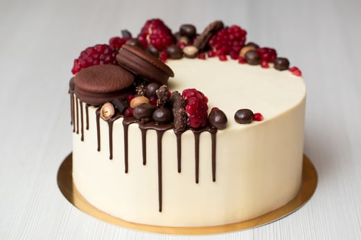 5 Simple Chocolate Decoration Techniques for Cakes