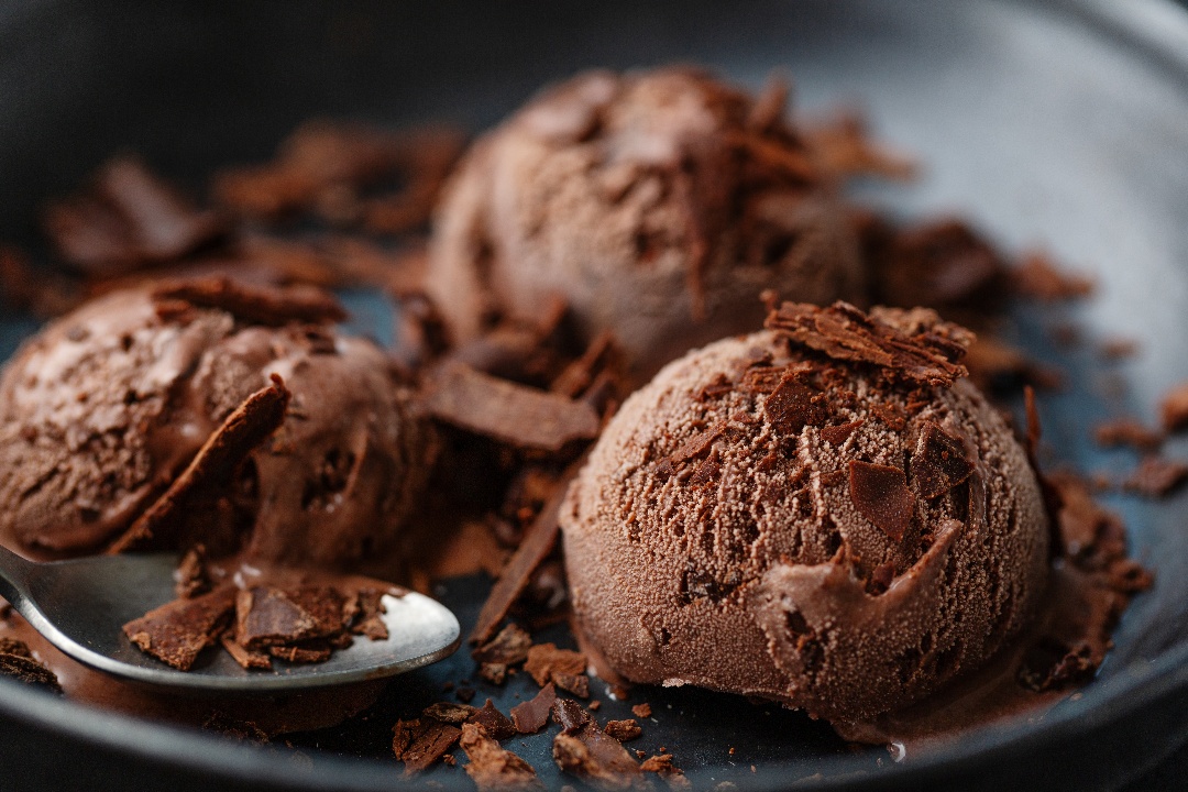 dark-chocolate-ice-cream-with-chocolate-chunks-2021-09-04-02-26-38-utc-1