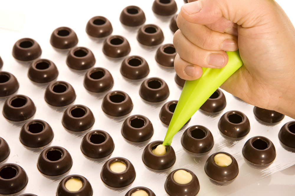 Mengisi shell cokelat truffle