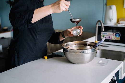 Advantages of Using a Chocolate Melting Machine_1_11zon