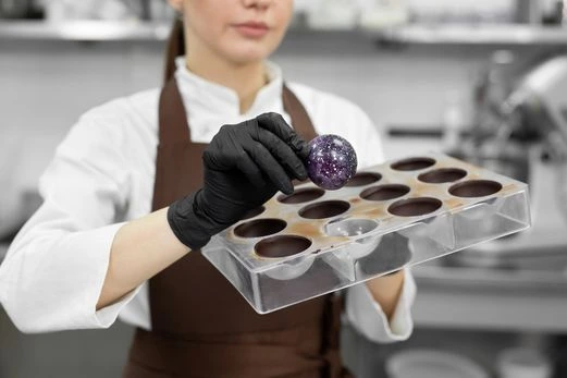 Cara Mengeluarkan Cokelat dari Cetakan dengan Benar