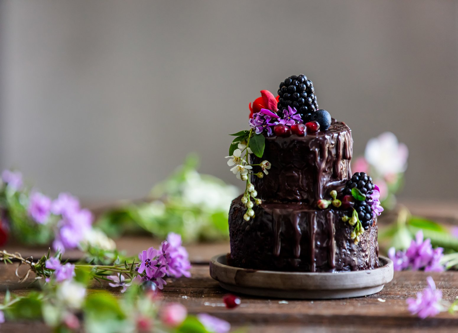 5 Simple Chocolate Decoration Techniques for Cakes